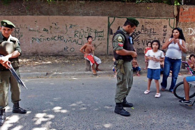 Hostilizados, sobrecontrolados y subprotegidos La interacción policía y jóvenes en el conurbano bonaerense