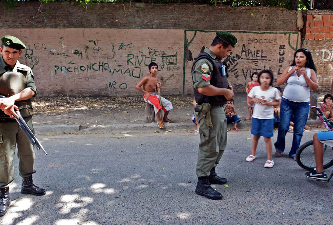 Hostilizados, sobrecontrolados y subprotegidos La interacción policía y jóvenes en el conurbano bonaerense